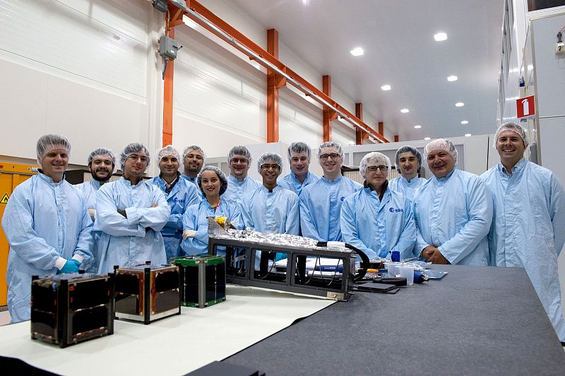 e-st@r, Goliat and XaTcobeo y sus equipos durante el proceso de instalación de los nanosatélites en su dispensador (ESA)