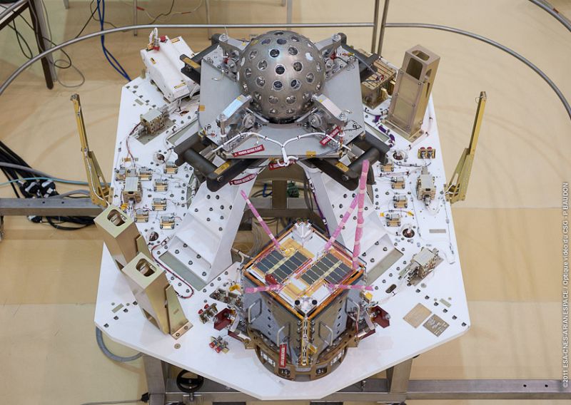 La carga útil de la misión, con el LARES en el centro, el ALMASat-1 en primer plano, y los dispensadores rectangulares de los CubeSats, conocidos como P-PODs a los lados (ESA)