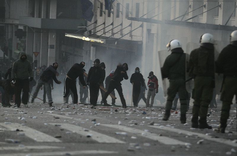 LA POLICÍA REPRIME EN ATENAS UNA MANIFESTACIÓN CONTRA ACUERDOS DE LA TROIKA