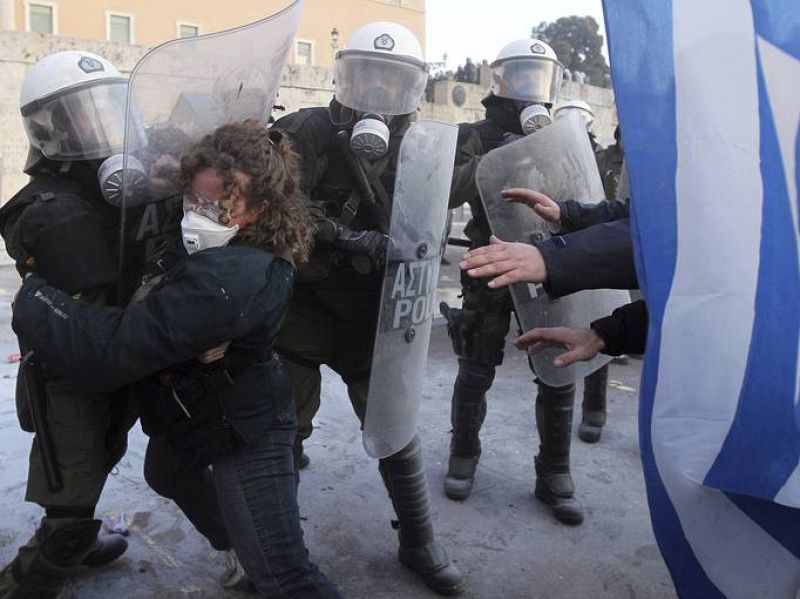 LA POLICÍA REPRIME EN ATENAS UNA MANIFESTACIÓN CONTRA ACUERDOS DE LA TROIKA