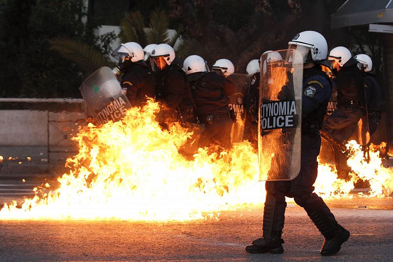 Una bomba de gasolina explota cerca de la policía antidisturbios durante una manifestación en la plaza Syntagma de Atenas