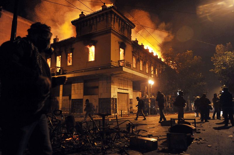 El fuego devora un almacén tras los enfrentamientos entre ciudadanos y policías antidisturbios cer