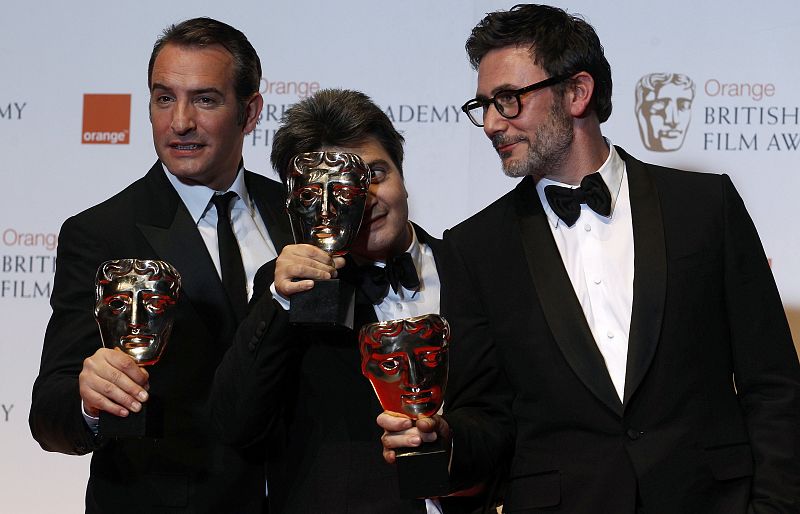 Jean Dujardin, Thomas Langmann y Michel Hazanavicius exhiben sus galardones en los premios Bafta