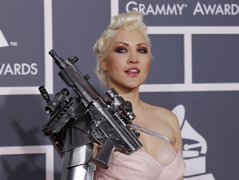 La cantante Sasha Gradiva ha sorprendido con un traje que incluía un arma en su hombro derecho