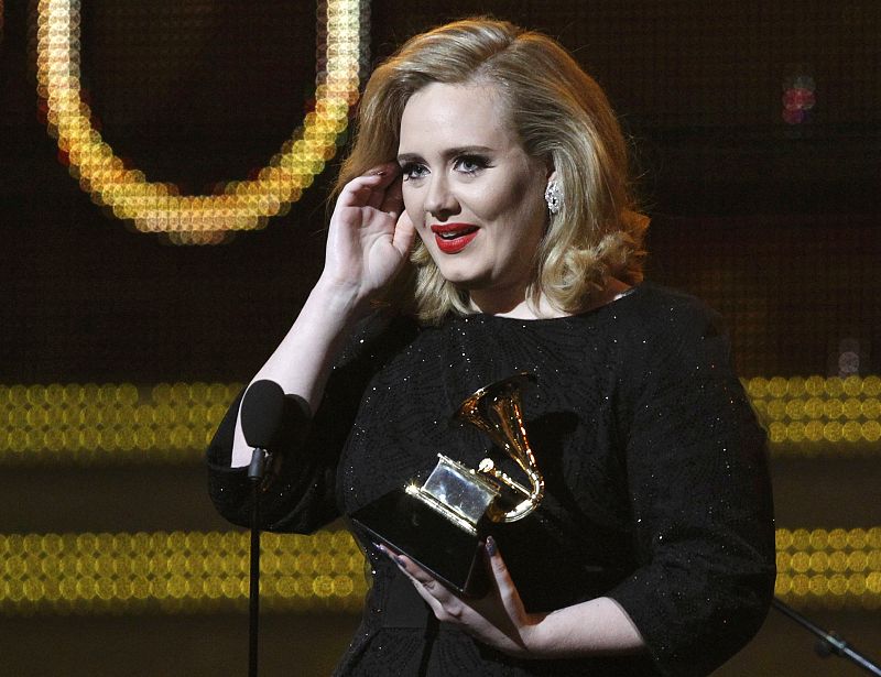 La cantante Adele recoge su premio a la mejor actuación Pop