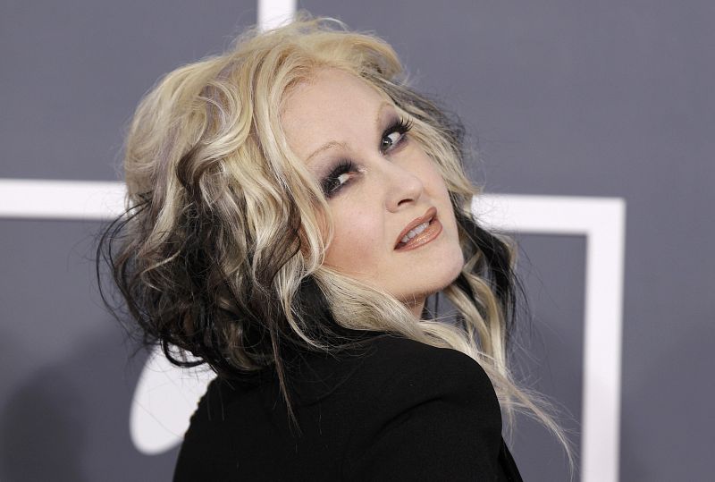 La cantante Cyndi Lauper posa a su llegada a la 54 edición de los Grammy