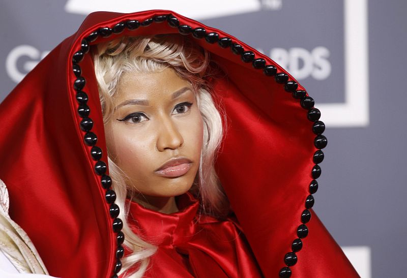 La cantante de 'Hip Hop' eligió a Versace como diseñador de su extravagante hábito rojo de monjaruza