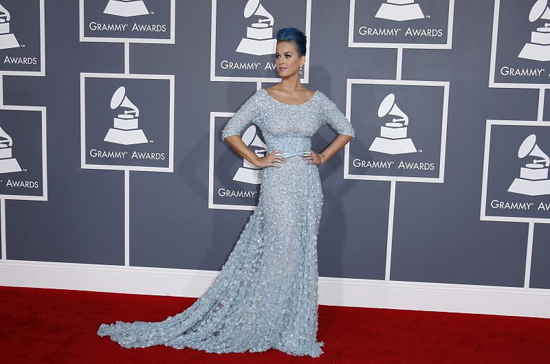 A juego con su pelo, la cantante Katy Perry acudió a la gala en tonos azules