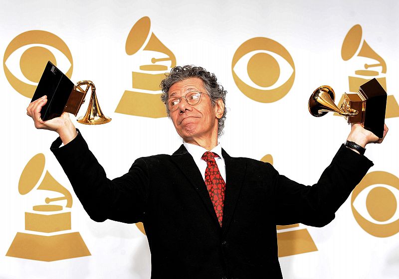 El músico estadounidense Chick Corea sostiene dos estatuillas Grammy,  una de ellas por la Mejor Improvisación Solo de Jazz