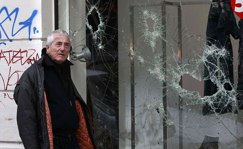 Un grupo de manifestantes se enfrentó a la policía con piedras y cócteles molotov.