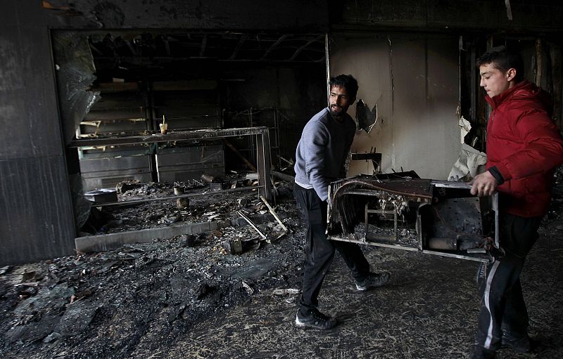 Los propietarios se afananpor limpiar los destrozos y los cristales rotos tras una noche de violencia en la capital griega.