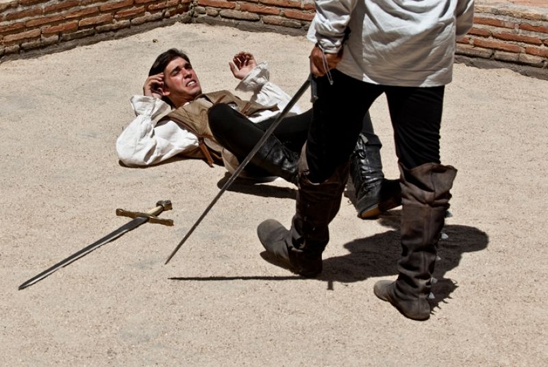 Alfonso se percata de la situación y le recuerda a Gonzalo que pierde el tiempo anhelando a su hermana