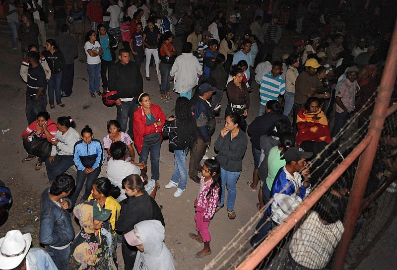 Familiares de los presos se concentran frente al penal