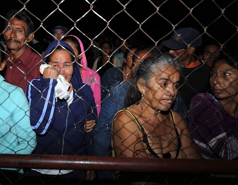 Familiares de algunos de los 850 prisioneros lloran en el exterior de la cárcel