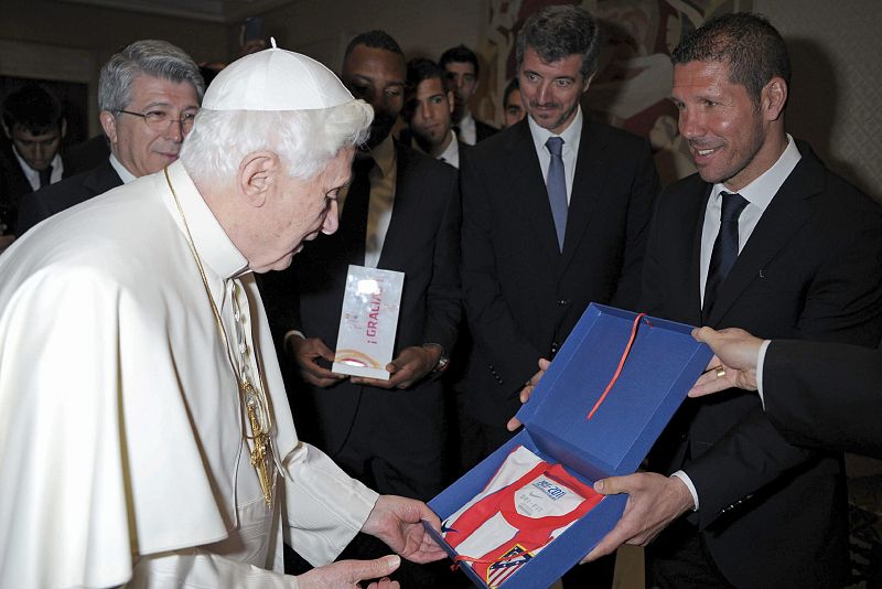BENEDICTO XVI RECIBE AL ATLÉTICO DE MADRID