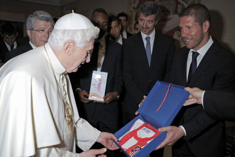 BENEDICTO XVI RECIBE AL ATLÉTICO DE MADRID