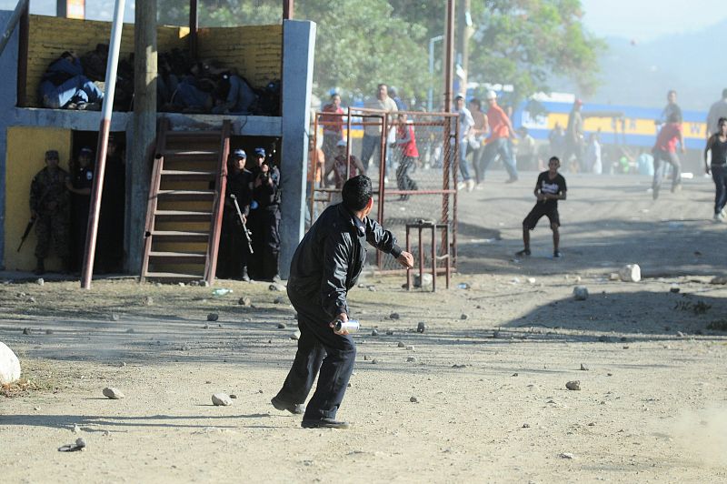PUEDEN HABER MUERTO MÁS DE 350 PRESOS EN EL INCENDIO DE UNA CÁRCEL HONDUREÑA