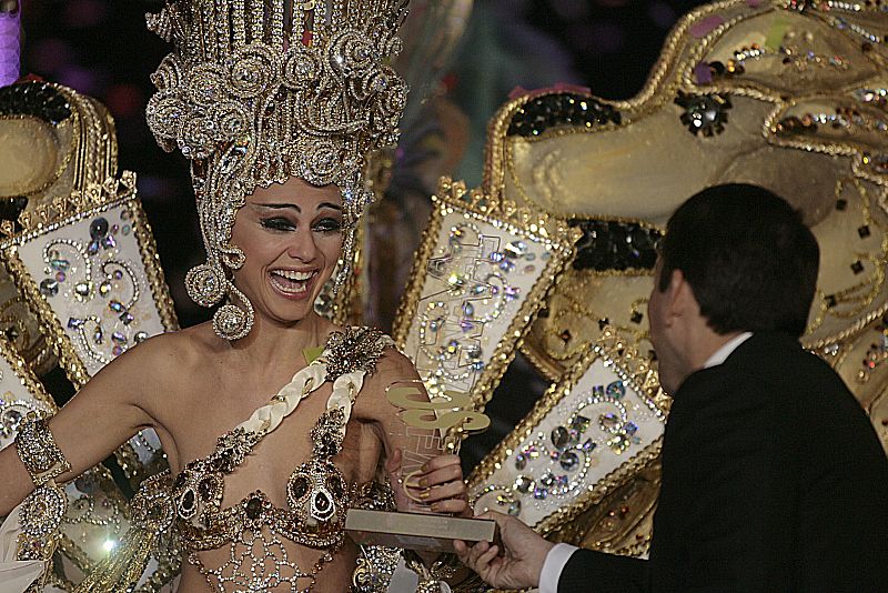 La candidata Carmen Gil, con la fantasía "Imperio", recibe su premio como Reina del Carnaval de Santa Cruz de Tenerife 2012
