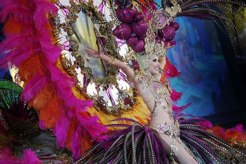 El atuendo se caracteriza por su grandiosidad de vivos colores, abalorios y plumas como la de esta nominada a reina del Carnaval 2012