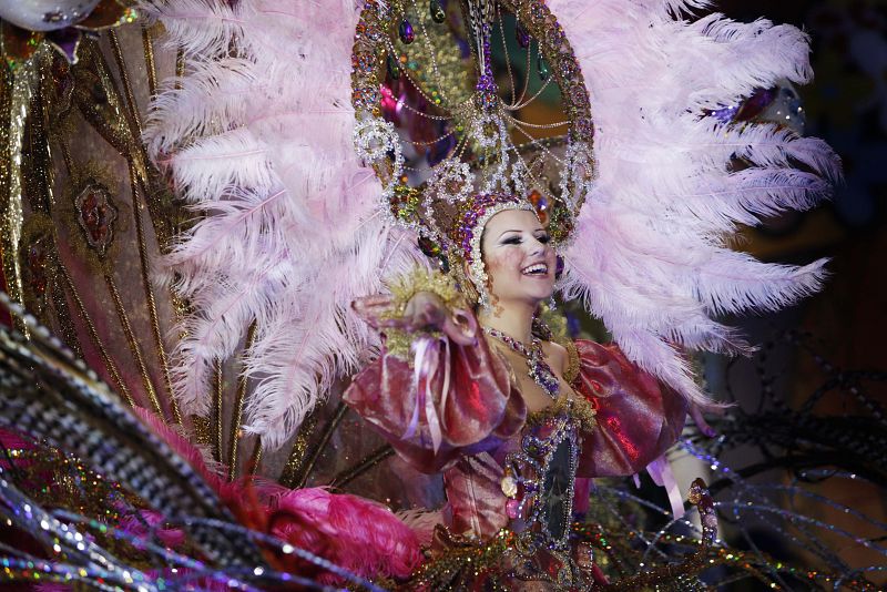 Imagen de una candidata a Reina del Carnaval de Tenerife 2012 con un traje inspirado en la antigua corte francesa