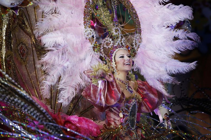 Imagen de una candidata a Reina del Carnaval de Tenerife 2012 con un traje inspirado en la antigua corte francesa