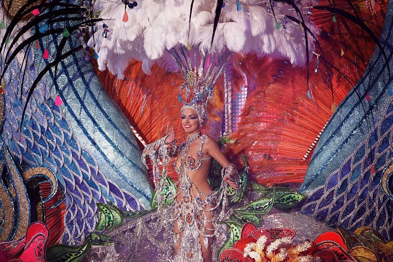 Esta candidata pasea ante el público y el jurado que puntua su traje