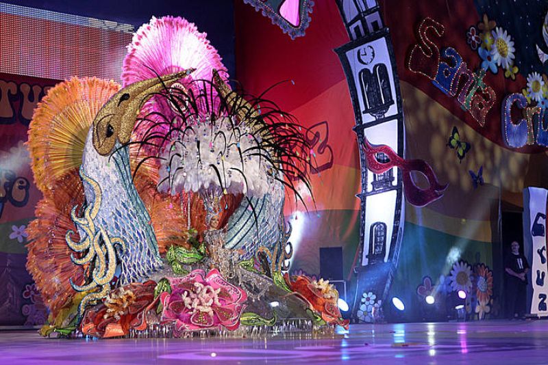 La candidata Fabiola Vera, con la fantasía Siboney, durante la gala de elección de la Reina del Carnaval de Tenerife 2012
