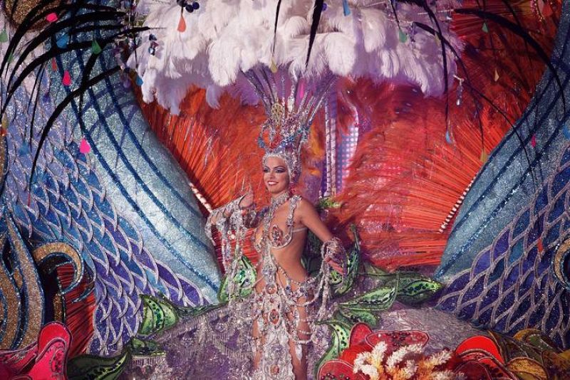 Esta candidata pasea ante el público y el jurado que puntua su traje