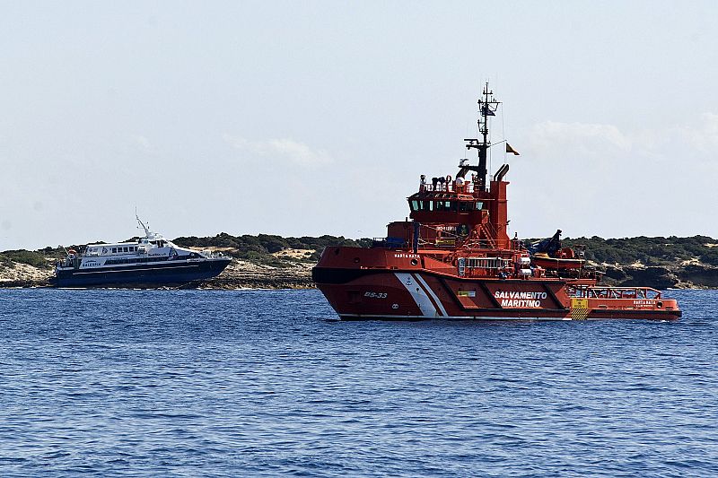 Una embarcación de Salvamento Marítimo pasa por delante del ferry que encalló en un islote.