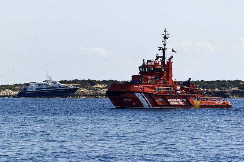 Una embarcación de Salvamento Marítimo pasa por delante del ferry que encalló en un islote.