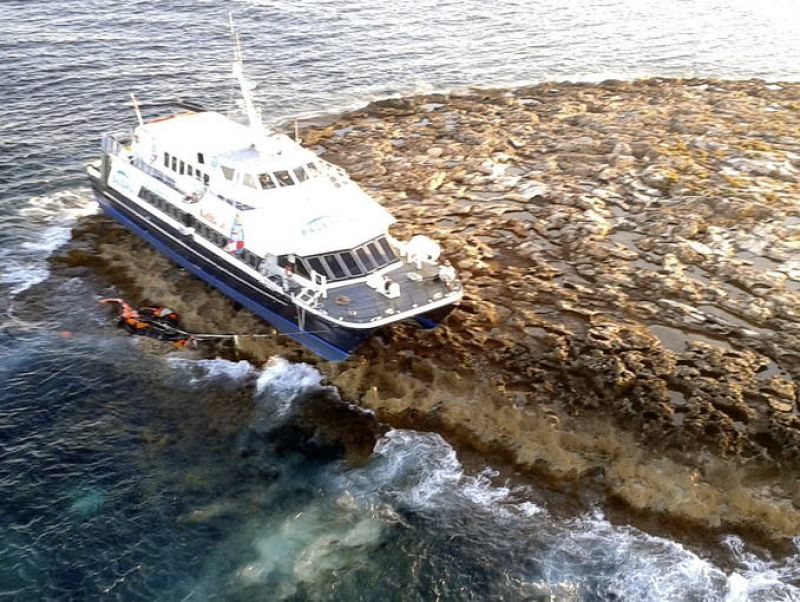 UN HERIDO LEVE AL ENCALLAR UN FERRY CON 29 PERSONAS EN FORMENTERA 
