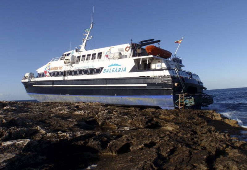 UN HERIDO LEVE AL ENCALLAR UN FERRY CON 29 PERSONAS A BORDO EN LA ISLA DE FORMENTERA 