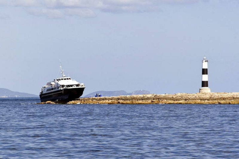 UN HERIDO LEVE AL ENCALLAR UN FERRY CON 29 PERSONAS A BORDO EN LA ISLA DE FORMENTERA 