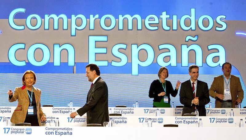 El presidente del Gobierno y del PP, Mariano Rajoy (2i), junto a la presidenta de Aragón, Luisa Fernanda Rudi (i).