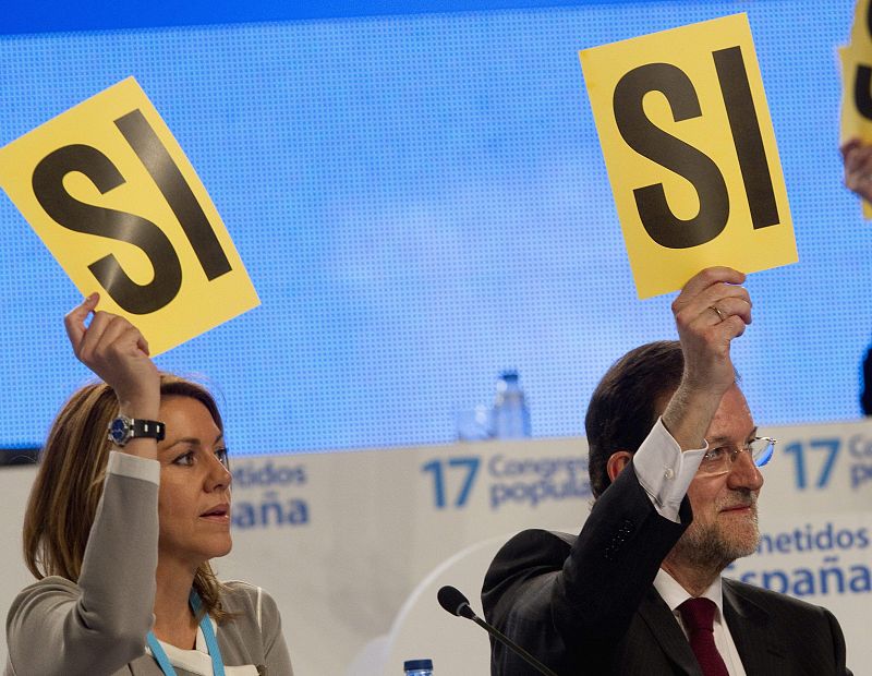 El presidente de España y del Partido Popular, Mariano Rajoy, y la secretaria general de la formación política, María Dolores de Cospedal, durante la primera votación del XVII Congreso del PP.