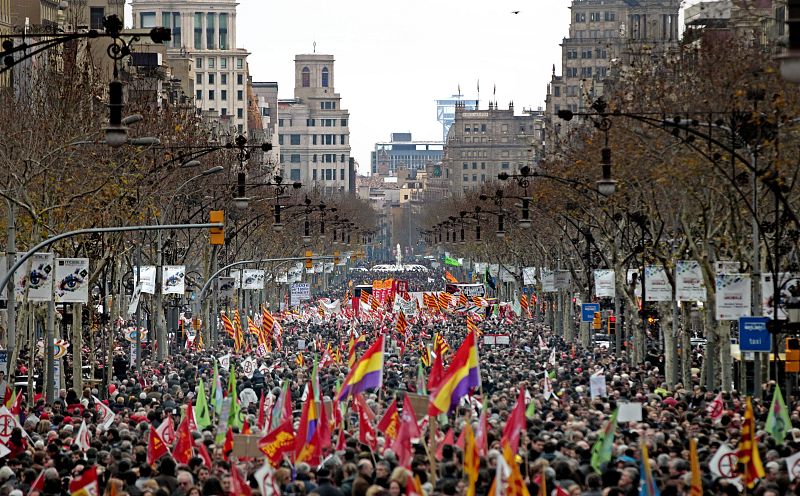 MILES DE PERSONAS SE MANIFIESTAN EN BARCELONA CONTRA LA REFORMA LABORAL