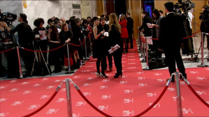 Los actores comienzan a llegar a la alfombra roja.