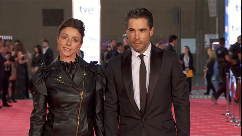 Unax Ugalde junto junto a Ingrid Rubio, los dos de negro.