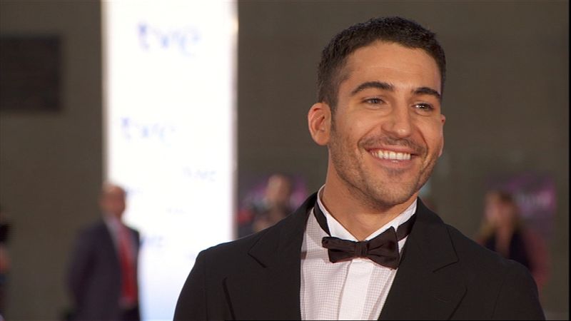 Miguel Ángel Silvestre, muy sonriente a la llegada de la alfombre roja.
