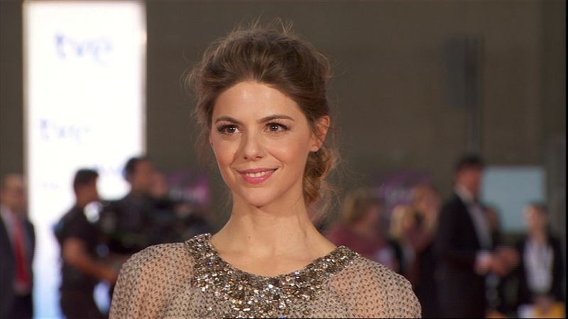 Manuela Velasco con un modelo de Carolina Herrera.