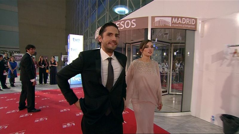 María Valverde llega a la alfombra roja acompañada de Juan Diego Botto.