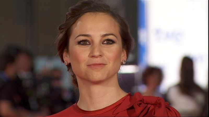 Leonor Watling con un modelo rojo de Miriam Cariz.