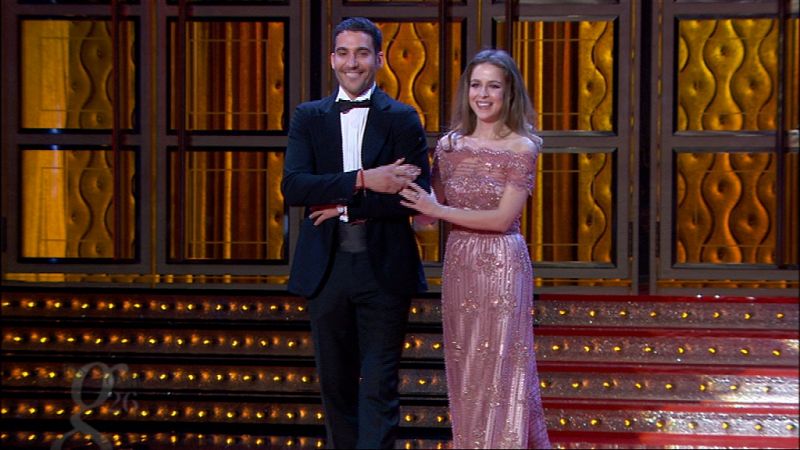 Silvia Abascal, muy emocionada, ha entregado el premio al mejor actor de reparto.