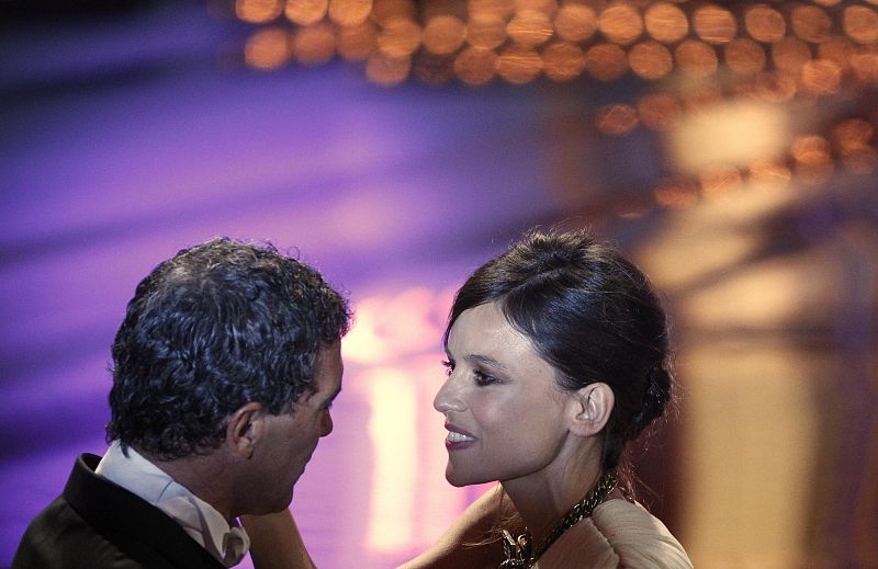 Antonio Banderas saluda cariñosamente a Elena Anaya.