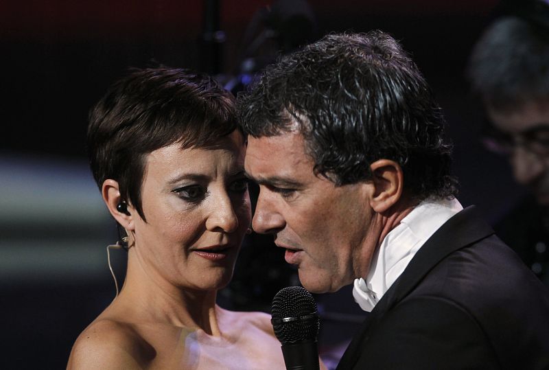 Antonio Banderas ha entonado una canción con la divertida Eva Hache.