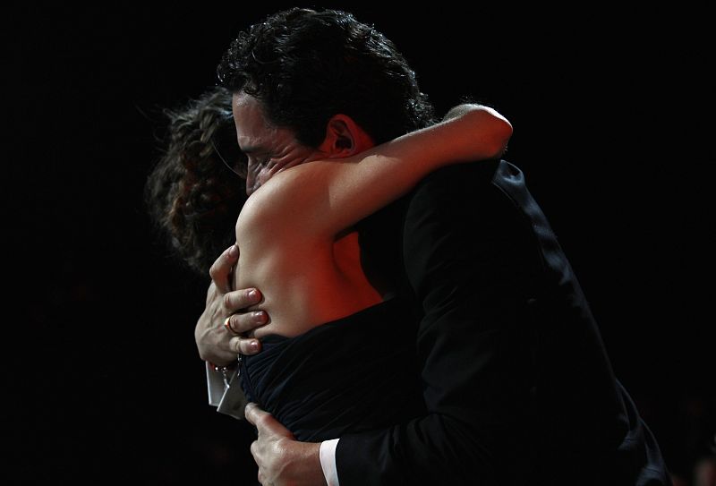 María León se abraza emocionada a su hermano, el también actor, Paco León.