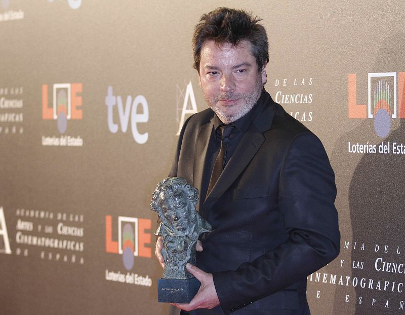 El director vasco Enrique Urbizu posa ante la prensa tras obtener el Goya a la mejor dirección con su película 'No habrá paz para los malvados'