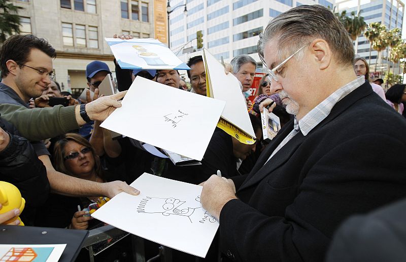 Matt Groening firma un dibujo suyo a un fan de la serie