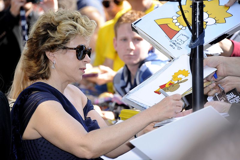 La actriz estadounidense Yeardley Smith (voz de Lisa Simpson) firma autógrafos en el Paseo de la Fama