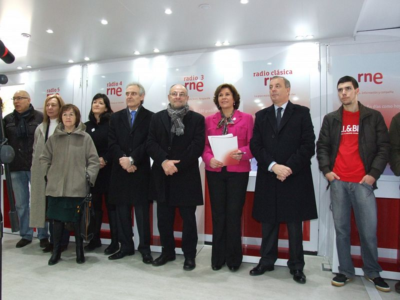 Autoridades e invitados en la plataforma conmemorativa.